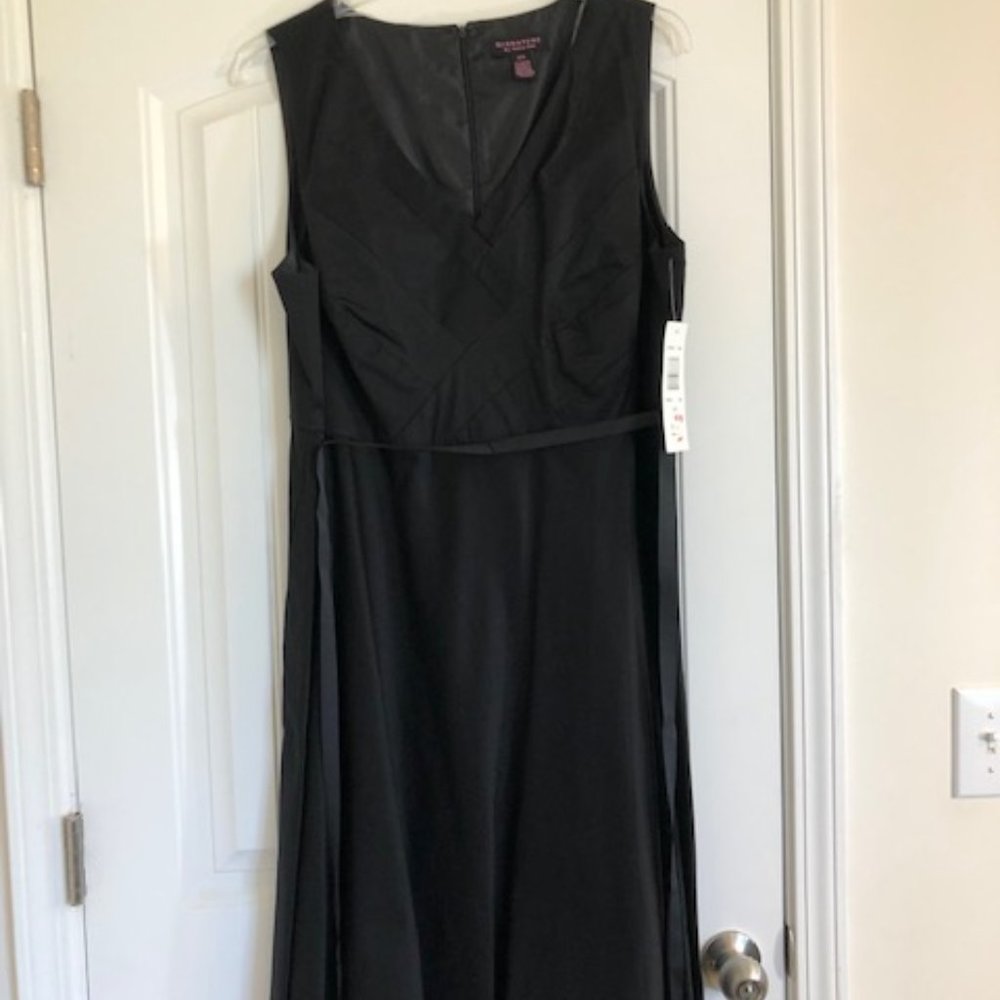 Signature by Robbie Bee, black dress with pockets. Size 22W. NWT.
